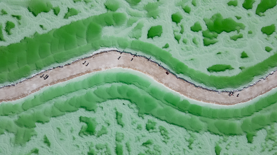 在茫崖翡翠湖，感受大自然神奇的色彩