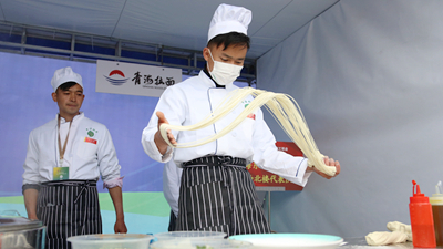 拉面技藝哪家強？來看青?；〉倪@場比拼！